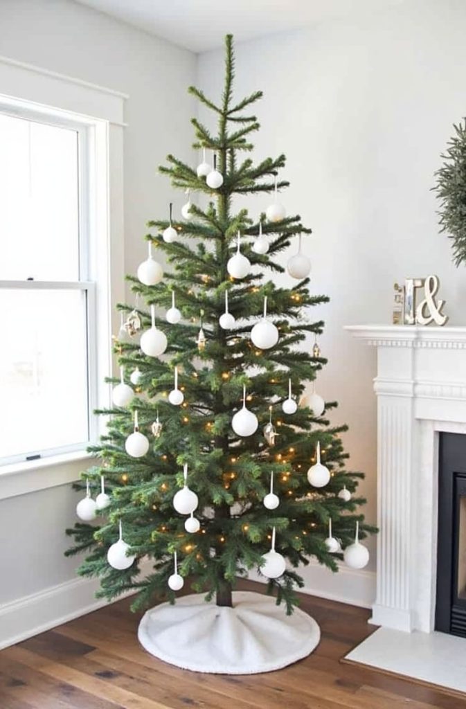 Minimalist Christmas Tree Decor